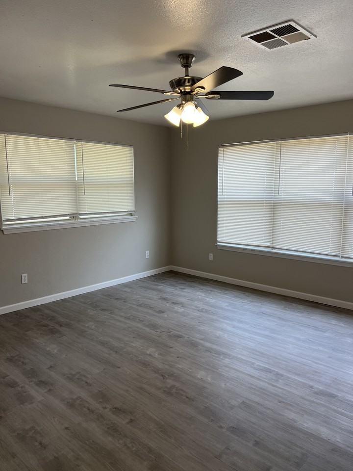 4201 Nw 59th St - Photo 4 of 23