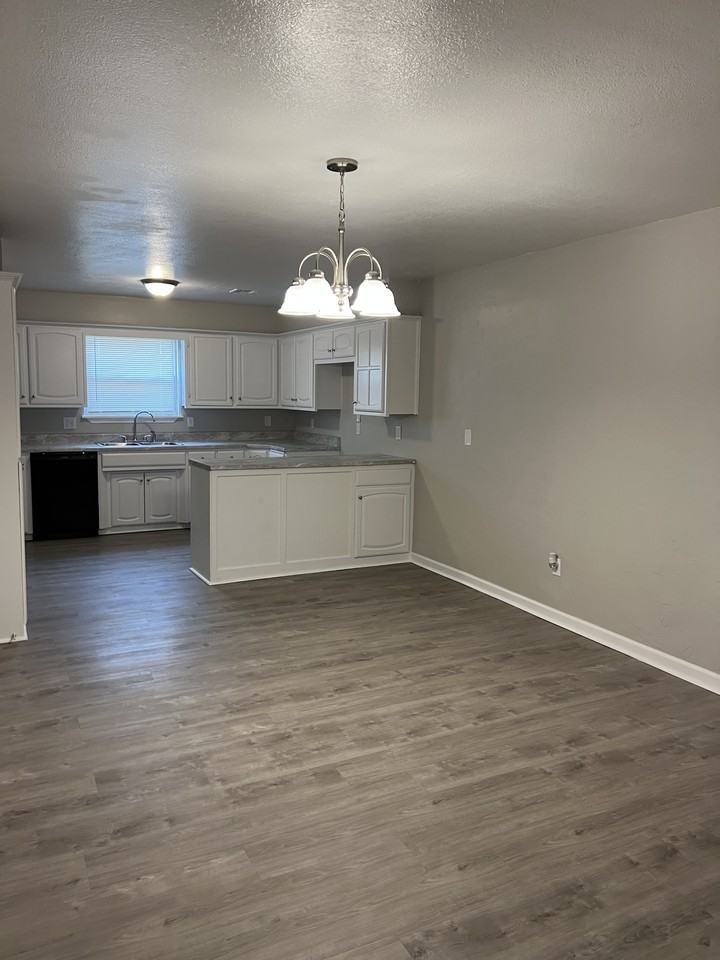 4201 Nw 59th St - Photo 6 of 23