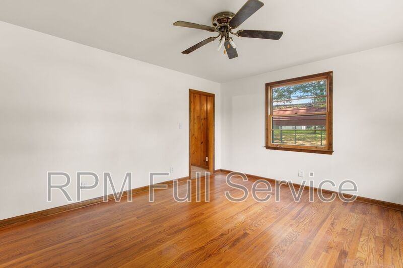 570 Carol Dr - Photo 2 of 37