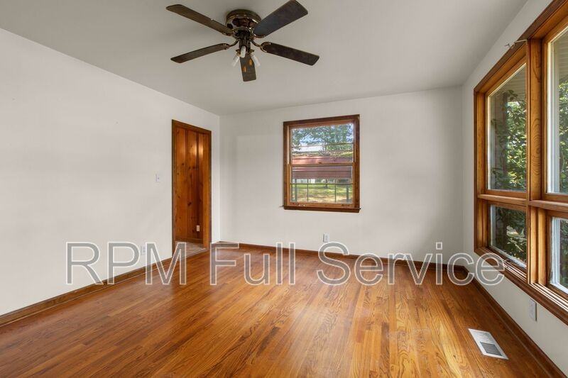 570 Carol Dr - Photo 3 of 37