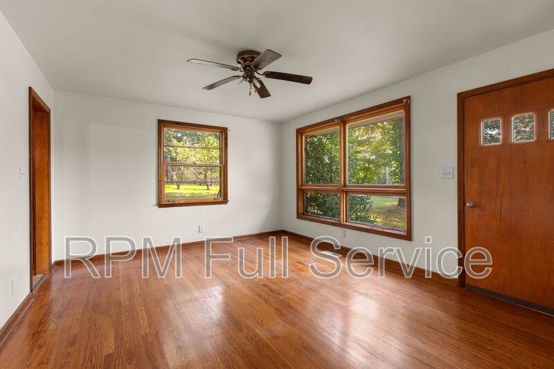 570 Carol Dr - Photo 4 of 37