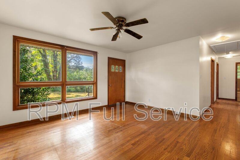 570 Carol Dr - Photo 5 of 37
