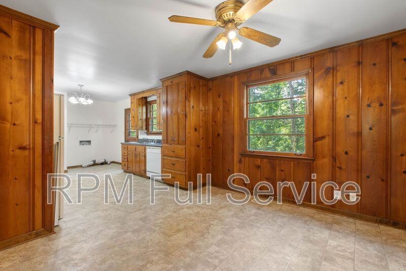 570 Carol Dr - Photo 7 of 37
