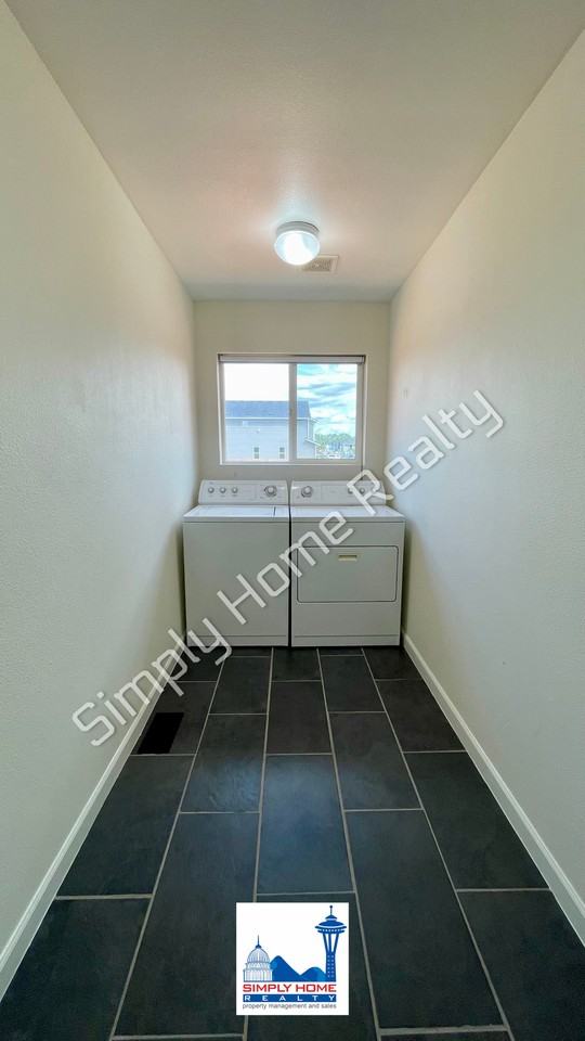 9807 Greenleaf Loop Se - Photo 7 of 20