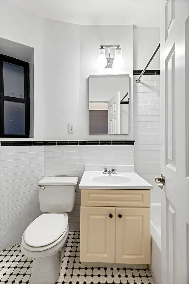 533 E 87th St - Photo 2 of 7