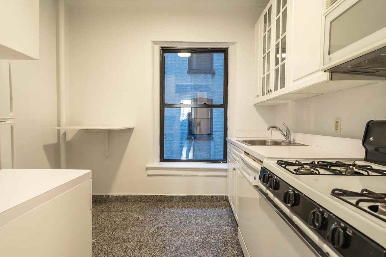 147 E 27th St - Photo 2 of 5