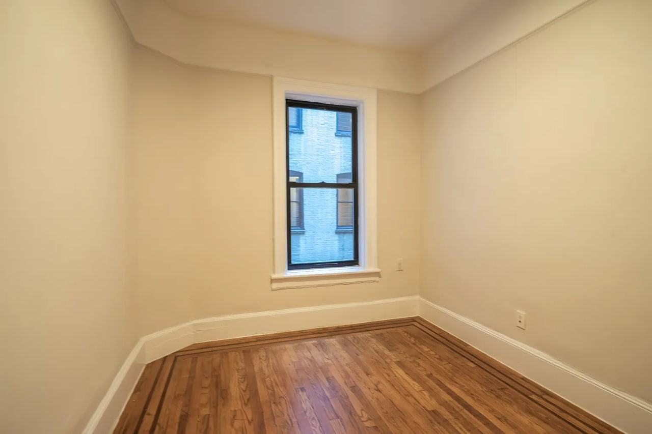 147 E 27th St - Photo 4 of 5