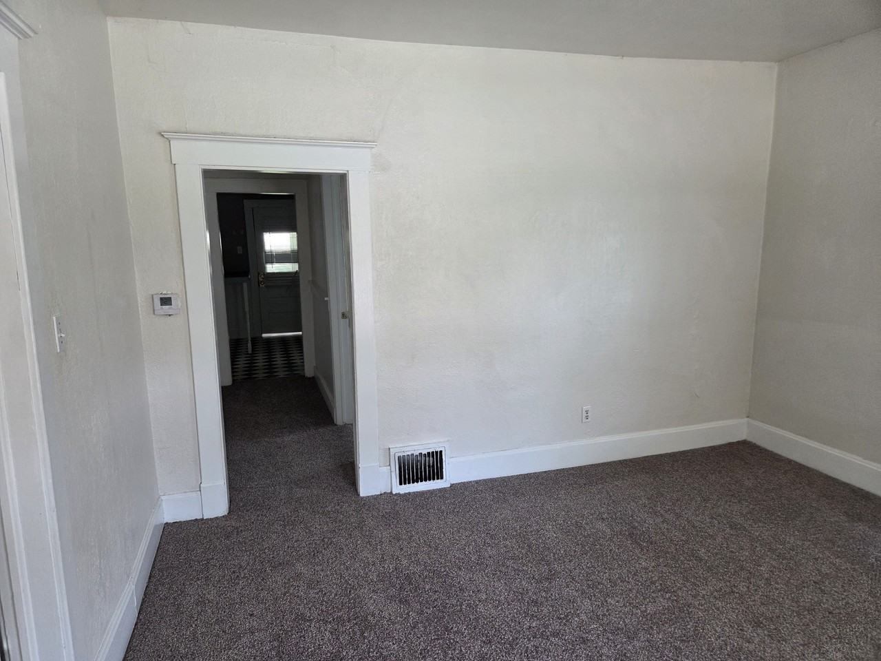 943 E Delmar St - Photo 2 of 9