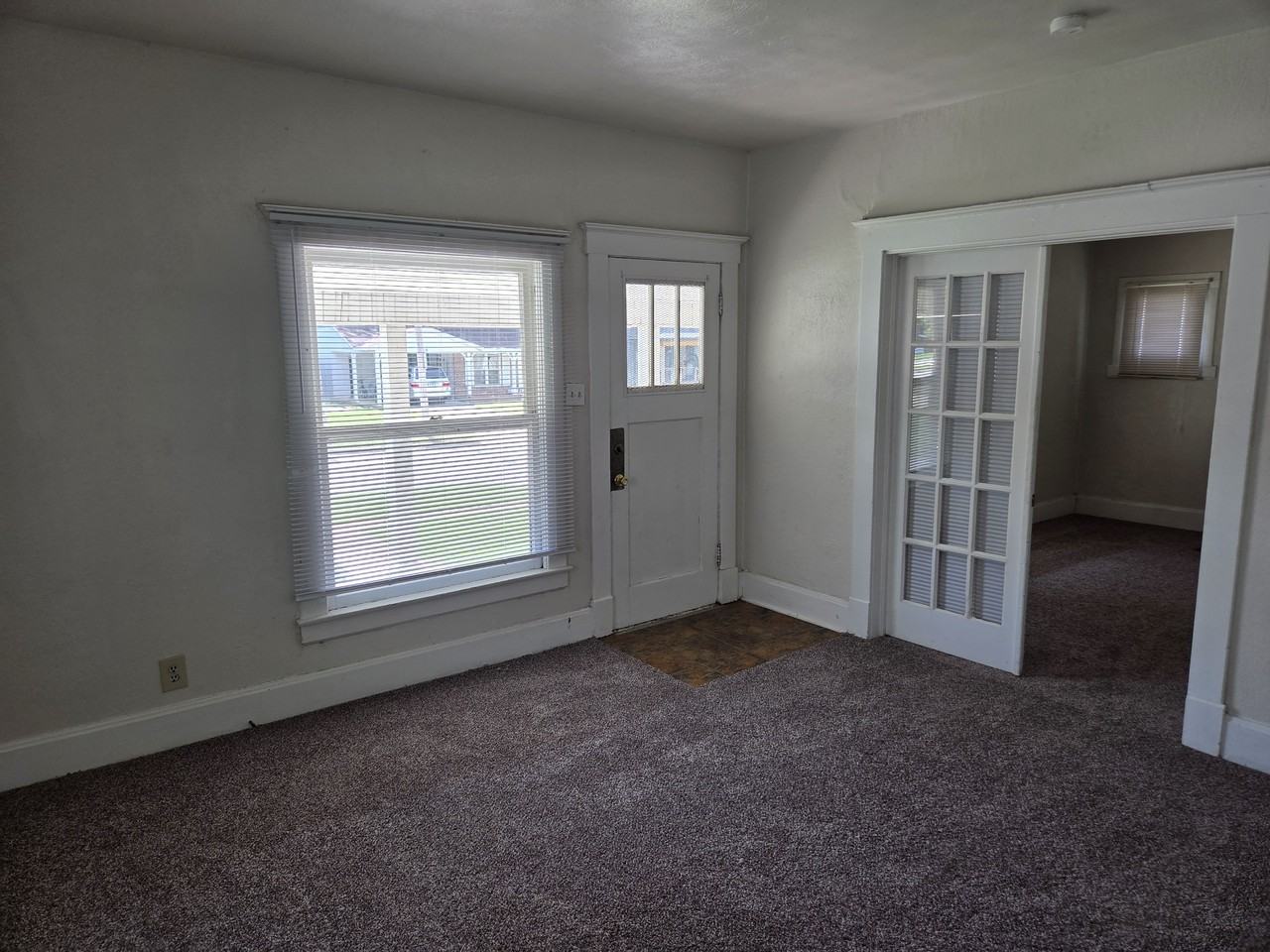 943 E Delmar St - Photo 3 of 9