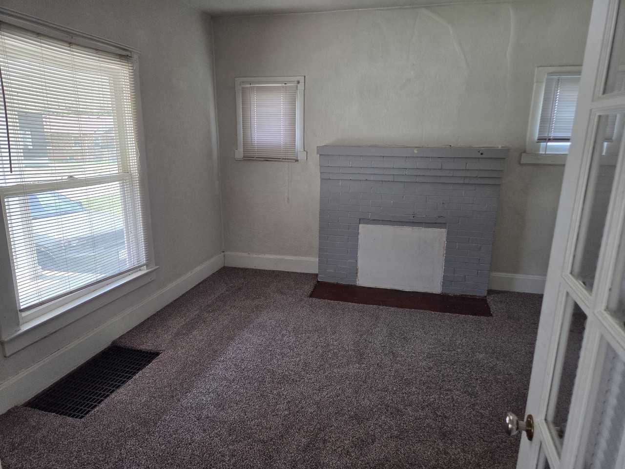 943 E Delmar St - Photo 4 of 9
