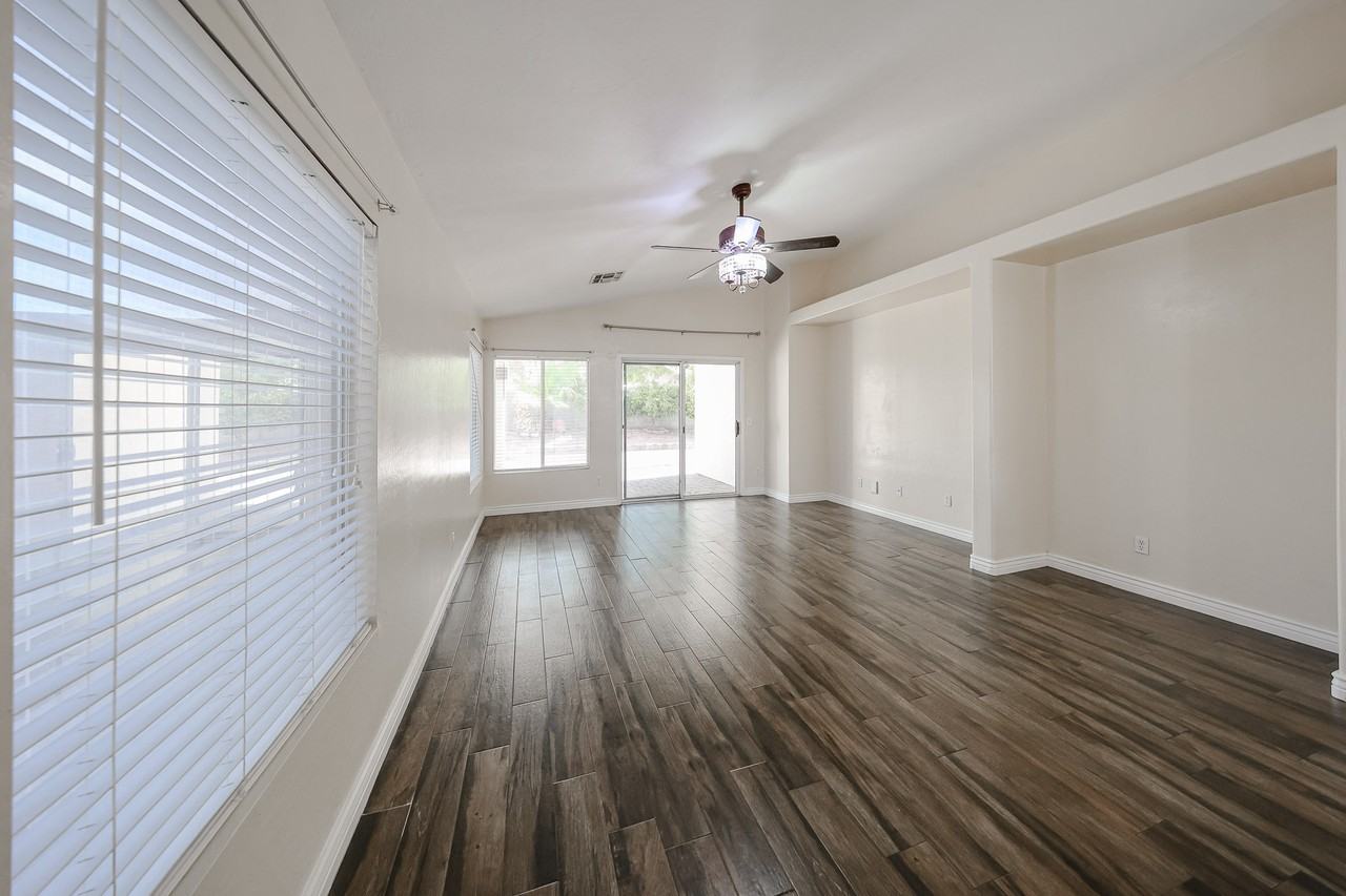 15428 W Mauna Loa Ln - Photo 4 of 42