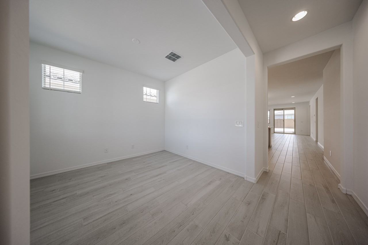8725 W Windsor Blvd - Photo 4 of 36