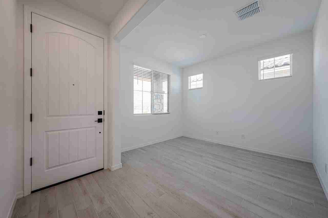 8725 W Windsor Blvd - Photo 5 of 36