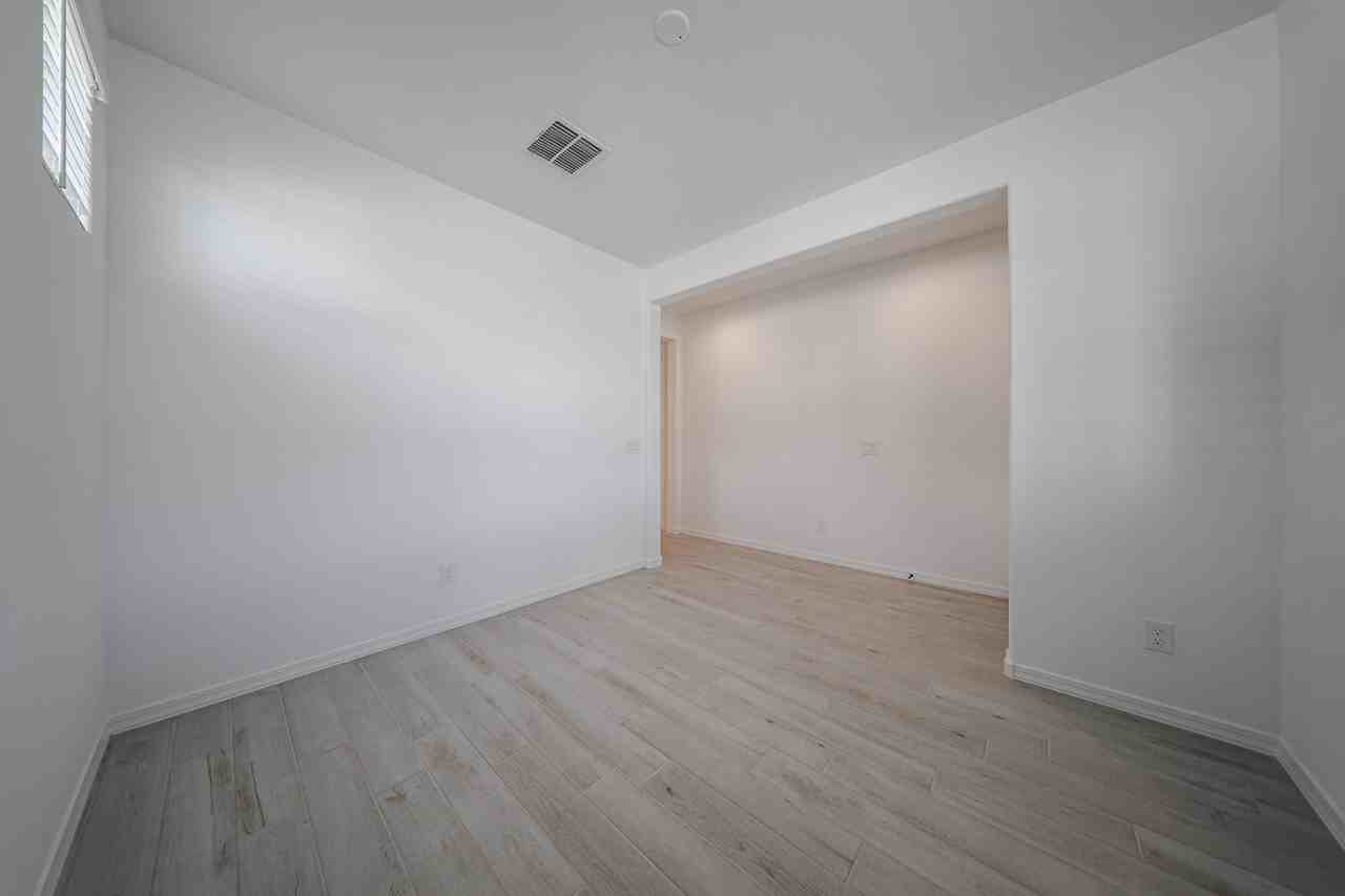 8725 W Windsor Blvd - Photo 6 of 36