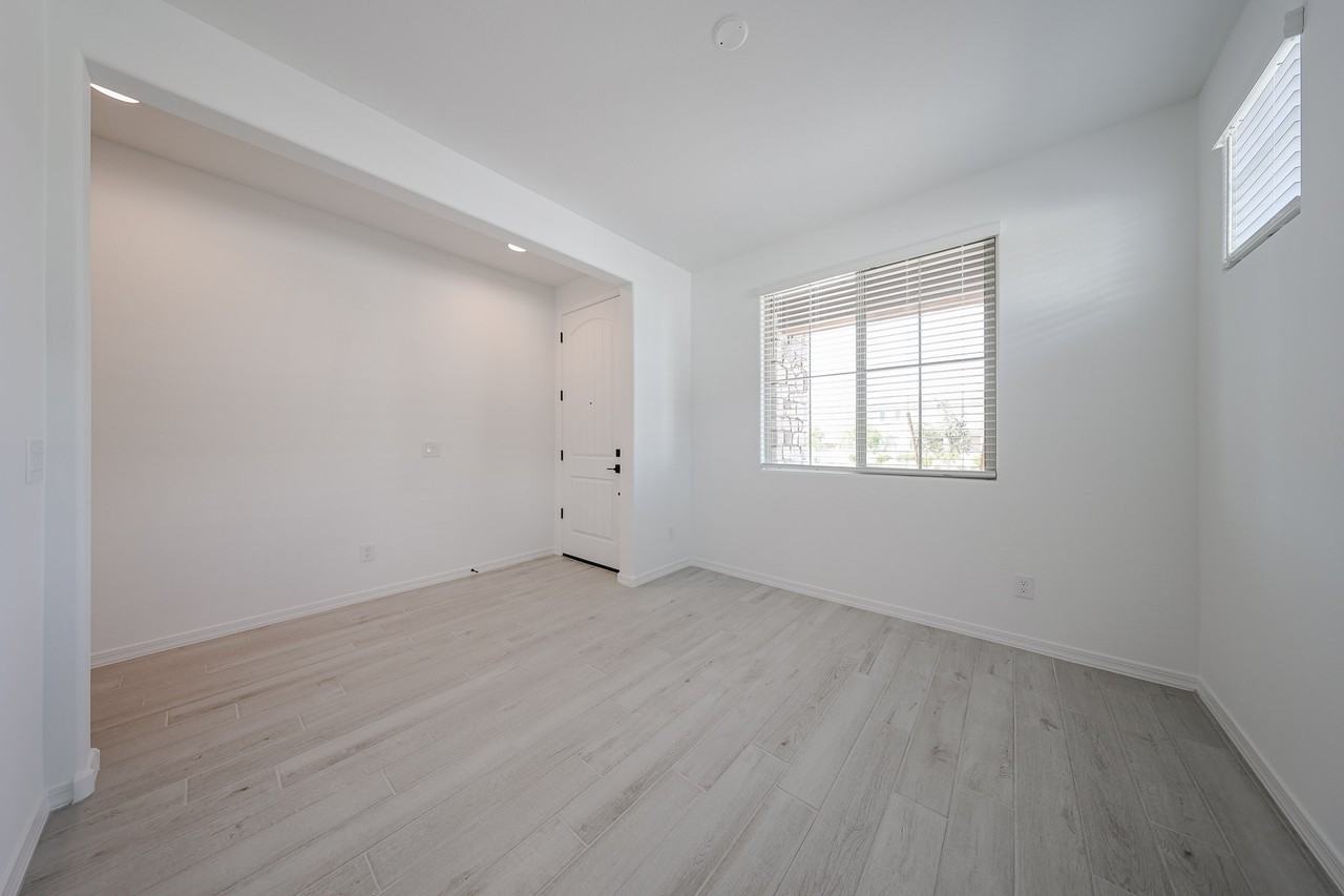 8725 W Windsor Blvd - Photo 7 of 36