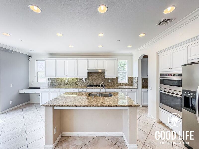 3896 Lake Circle Dr - Photo 4 of 35