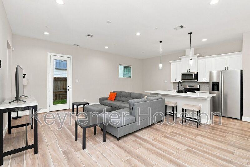 8324 Curry Rd - Photo 3 of 16