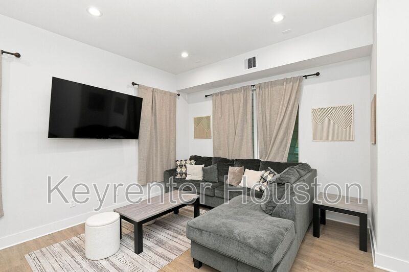 835 Dorchester St #D - Photo 6 of 15
