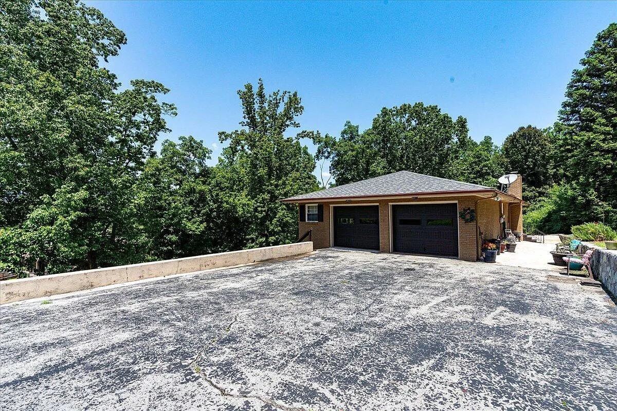 304 Westview Dr #NA - Photo 6 of 43