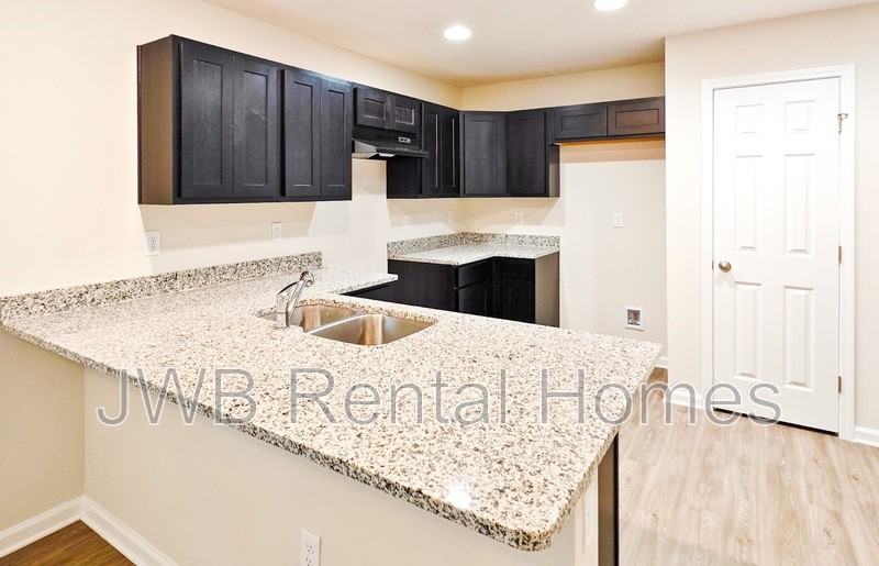 11137 Pine St - Photo 2 of 11