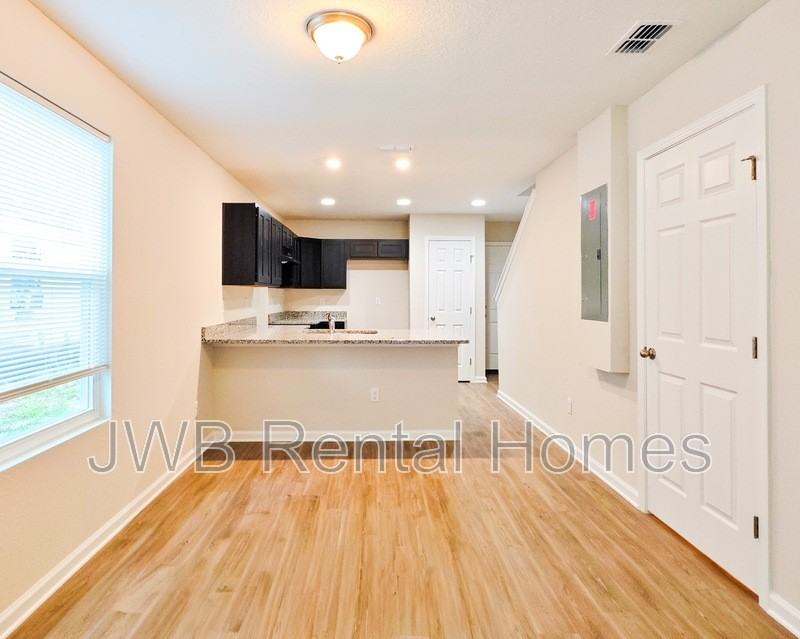 11137 Pine St - Photo 4 of 11