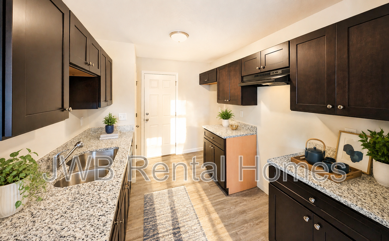 1538 Harrison St - Photo 3 of 12