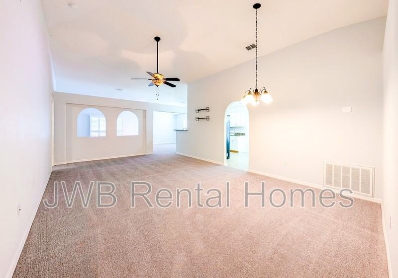 11028 Diamler Ct - Photo 4 of 22
