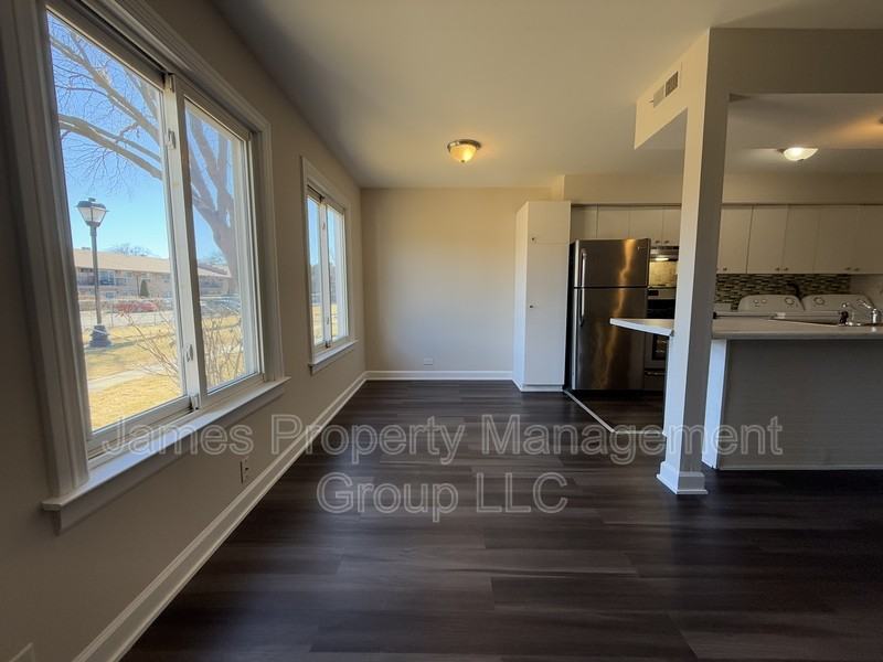 1557 Quaker Ln - Photo 5 of 16