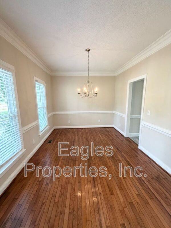 242 N Marion Dr - Photo 3 of 29