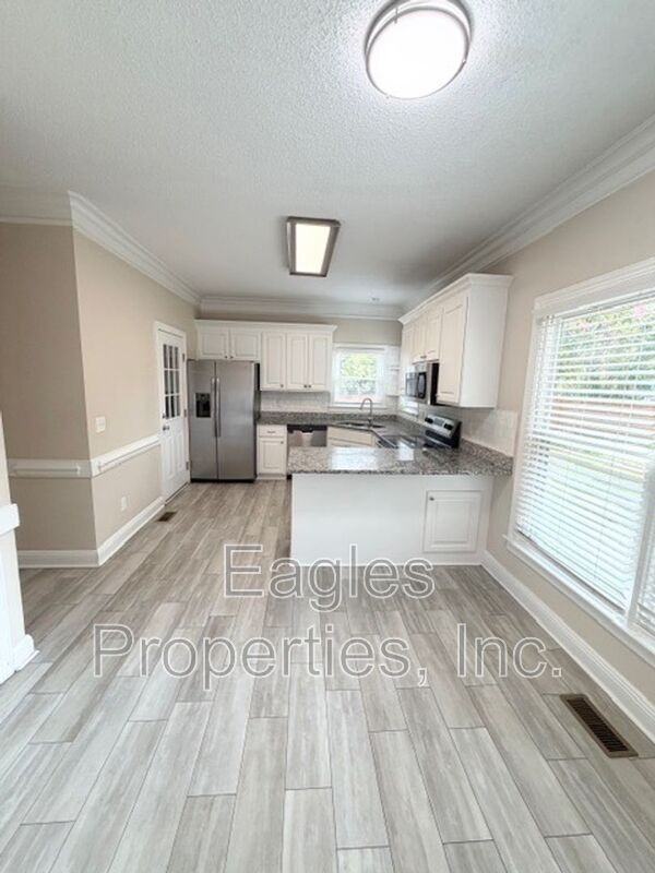242 N Marion Dr - Photo 4 of 29