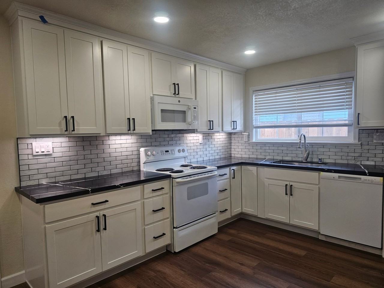 967 Kern St - Photo 2 of 19