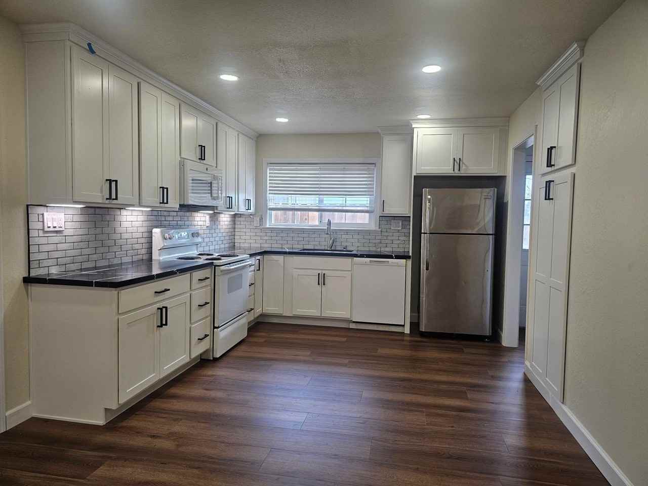 967 Kern St - Photo 6 of 19