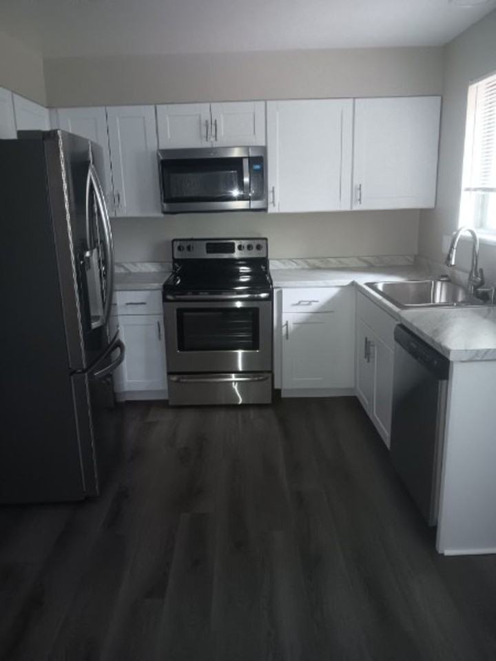 460 S Owens St - Photo 2 of 19
