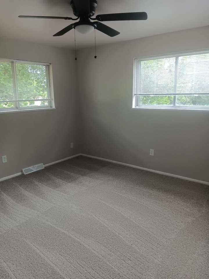 460 S Owens St - Photo 5 of 19