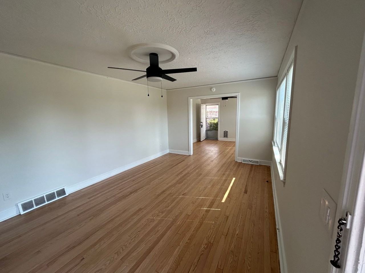 3711 Kaiser Ave - Photo 5 of 25