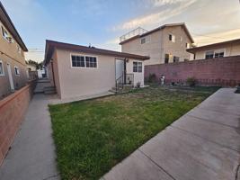 featured image of 935 W 17th St