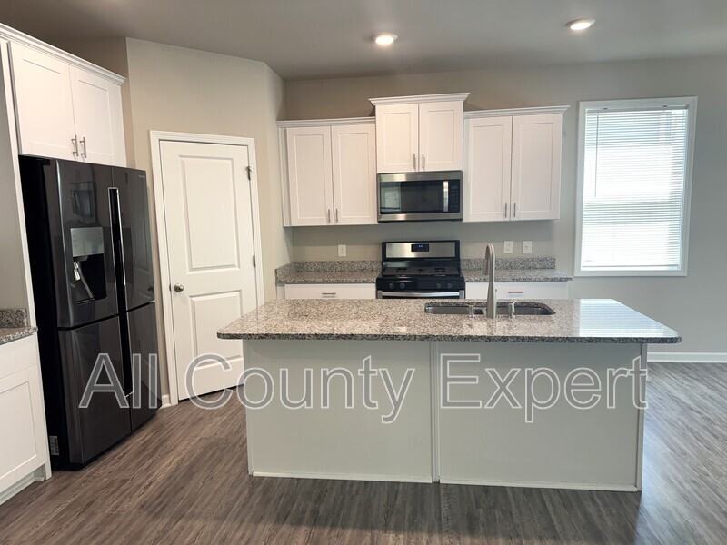 21 Stanford Ct - Photo 3 of 24