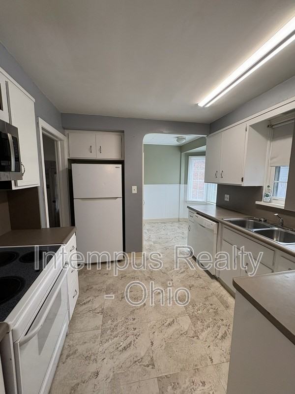 3882 Faversham Rd - Photo 2 of 43