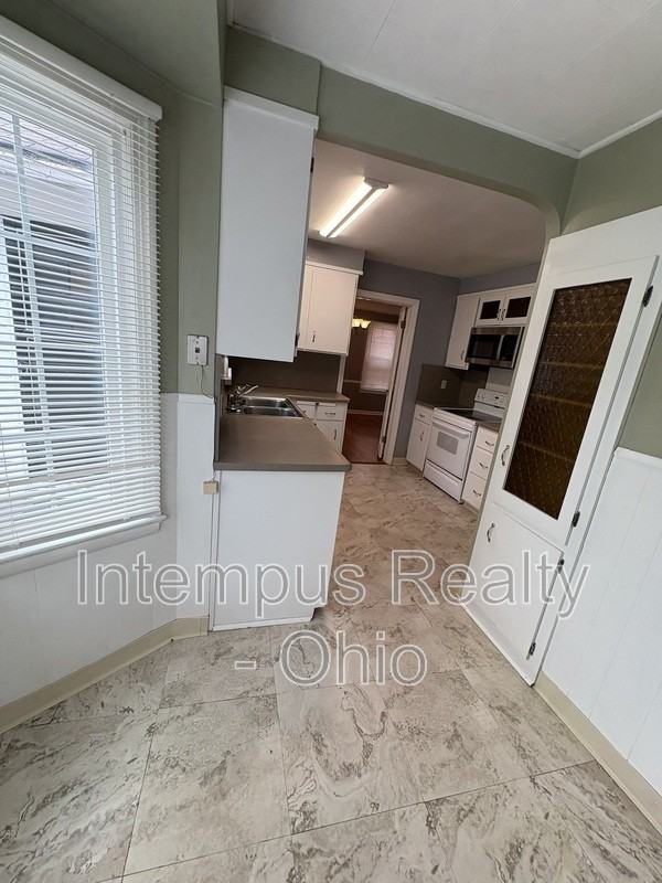 3882 Faversham Rd - Photo 3 of 43