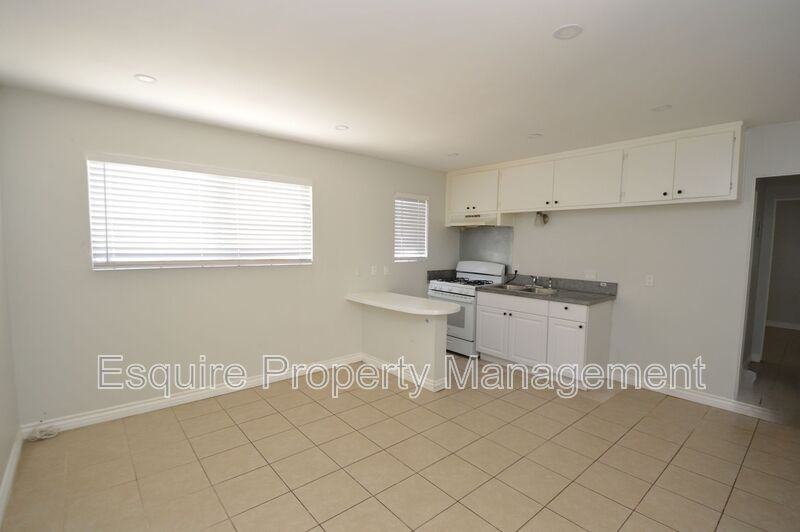 421 W 1st St #B - Photo 3 of 10