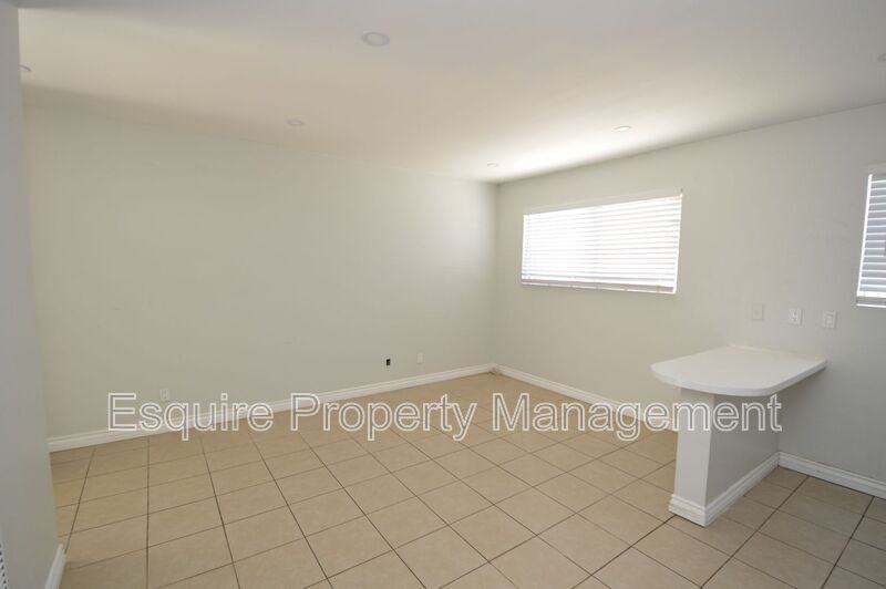 421 W 1st St #B - Photo 4 of 10