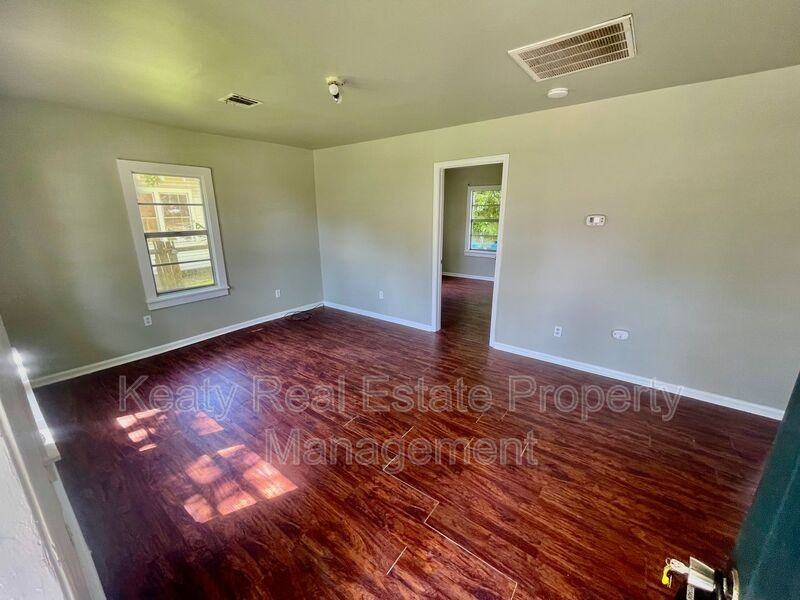 327 Stewart St - Photo 2 of 14