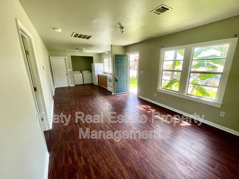 327 Stewart St - Photo 3 of 14