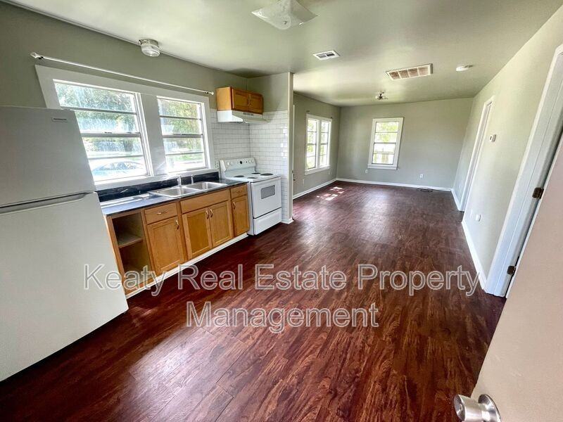 327 Stewart St - Photo 4 of 14