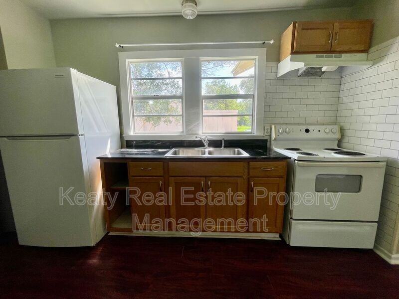 327 Stewart St - Photo 5 of 14
