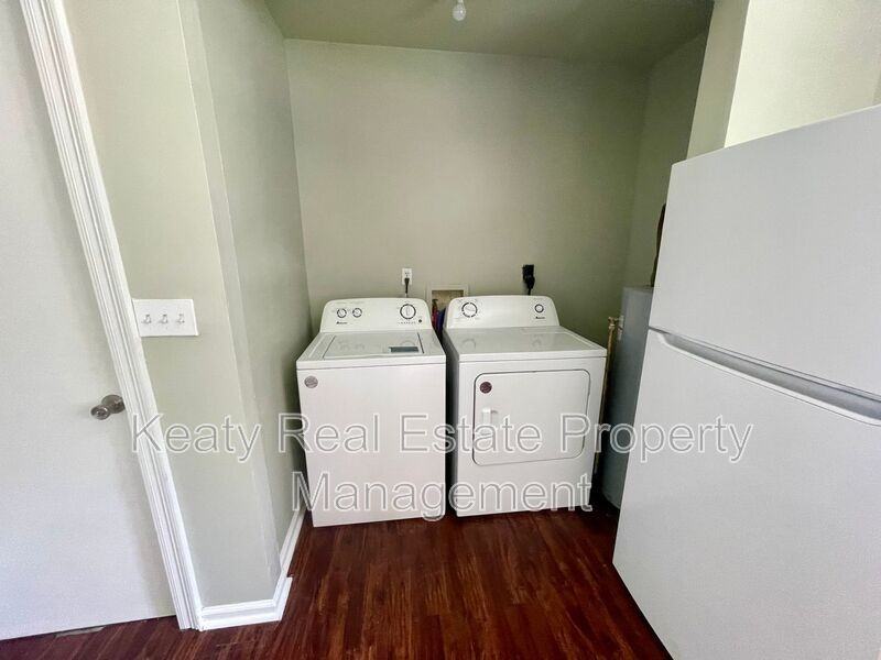 327 Stewart St - Photo 6 of 14
