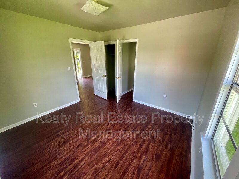 327 Stewart St - Photo 7 of 14