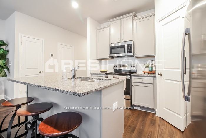 1300 Simmons Ridge Ln - Photo 4 of 18