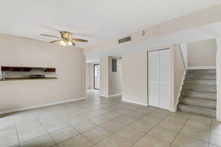 202 Lakewood Drive - Photo 4 of 8