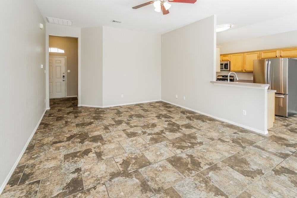 11927 Belle Ct - Photo 5 of 16